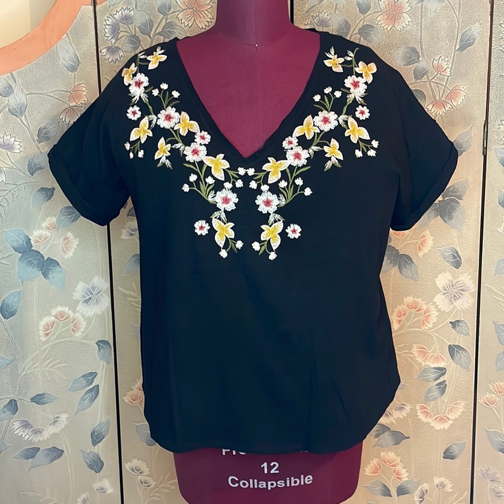 Laundry by Shelli Segal Los Angeles XL embroidered short sleeve in Onyx
